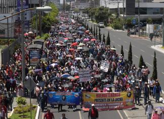 Cientos de personas pertenecientes al Sindicato de Maestros, liderado por Joviel Acevedo, avanzan sobre la 7 avenida. Foto La Hora: José Orozco