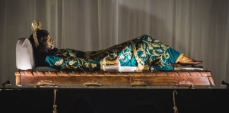 La consagrada imagen del Señor Sepultado de San Felipe, del Santuario Apóstol-Antigua Guatemala, sale este Viernes Santo 18 de abril en su piadoso recorrido del Santo Entierro. Foto La Hora: Oficial San Felipe.