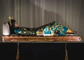 La consagrada imagen del Señor Sepultado de San Felipe, del Santuario Apóstol-Antigua Guatemala, sale este Viernes Santo 18 de abril en su piadoso recorrido del Santo Entierro. Foto La Hora: Oficial San Felipe.