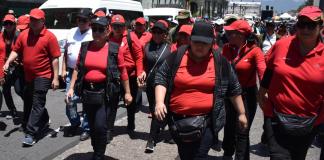Sandra Carolina Méndez Duarte, dirigente de la filial del STEG en Zacapa, frente a Joviel Acevedo con una botella en la mano y chaleco negro abierto. Foto La Hora: Daniel Ramírez