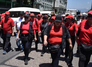 Sandra Carolina Méndez Duarte, dirigente de la filial del STEG en Zacapa, frente a Joviel Acevedo con una botella en la mano y chaleco negro abierto. Foto La Hora: Daniel Ramírez