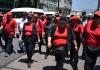 Sandra Carolina Méndez Duarte, dirigente de la filial del STEG en Zacapa, frente a Joviel Acevedo con una botella en la mano y chaleco negro abierto. Foto La Hora: Daniel Ramírez