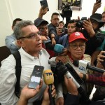 Joviel Acevedo, el lider del STEG, y a su lado la sindicalista Sandra Méndez intentando salvarlo de las preguntas incómodas de la prensa. Foto: La Hora / José Orozco.