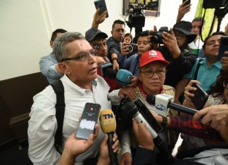 Joviel Acevedo, el lider del STEG, y a su lado la sindicalista Sandra Méndez intentando salvarlo de las preguntas incómodas de la prensa. Foto: La Hora / José Orozco.