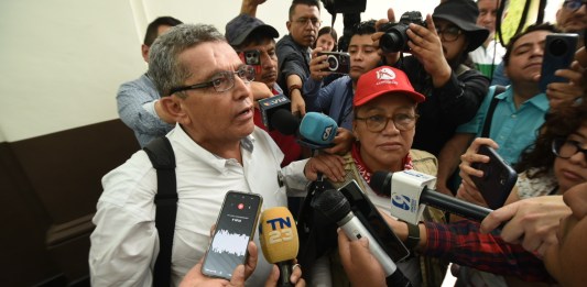 Joviel Acevedo, el lider del STEG, y a su lado la sindicalista Sandra Méndez intentando salvarlo de las preguntas incómodas de la prensa. Foto: La Hora / José Orozco.