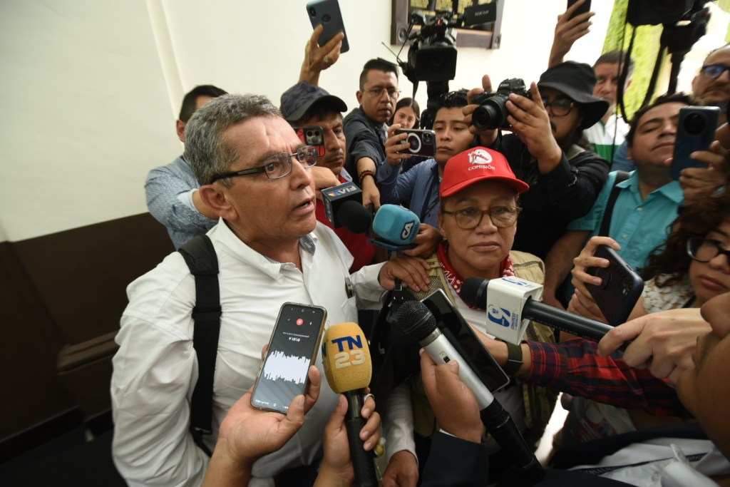 Joviel Acevedo, el lider del STEG, y a su lado la sindicalista Sandra Méndez intentando salvarlo de las preguntas incómodas de la prensa. Foto: La Hora / José Orozco.
