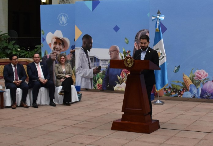 Secretario de Comunicación Santiago Palomo en la conferencia de prensa «La Ronda»