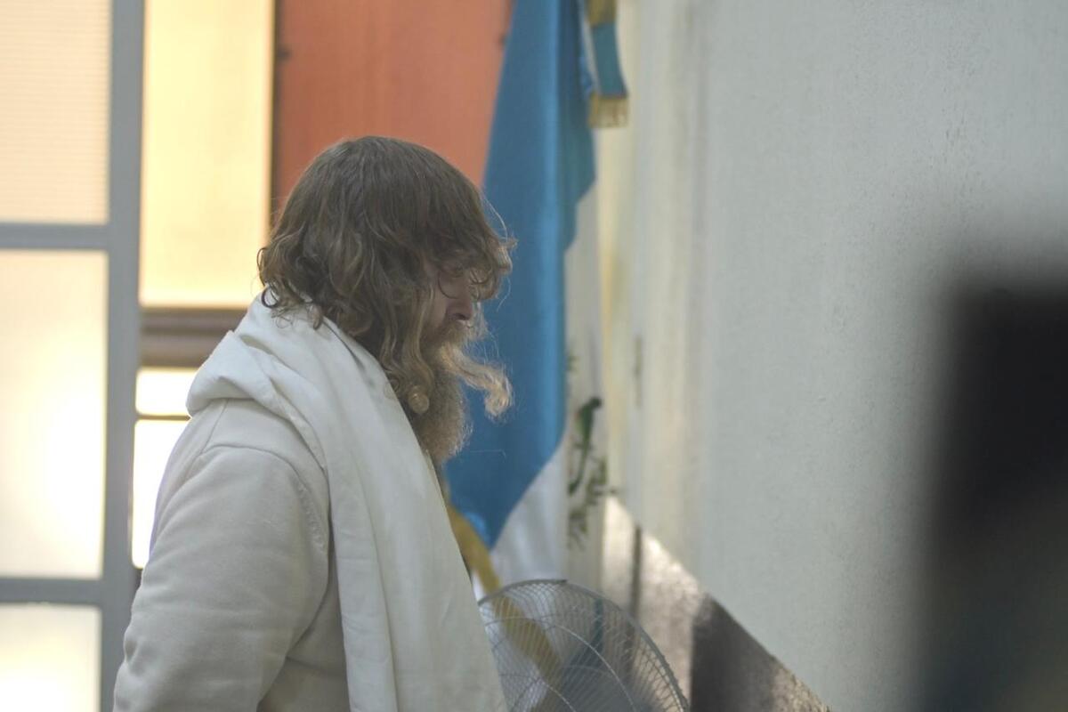 Supuesto seguidor de Lev Tahor, intentó quemar la bandera de Guatemala en la Plaza Central