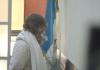 Seguidor de Lev Tahor intentó quemar la bandera de Guatemala. Foto La Hora: Fabricio Alonzo