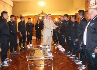 Presidente Bernardo Arévalo felicitando a la selección nacional de futplaya en la Casa Presidencial. Foto La Hora: Fedefut