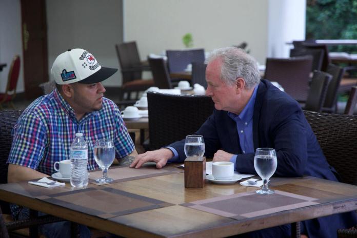 El senador demócrata estadounidense Chris Van Hollen se reunió con el salvadoreño Kilmar Ábrego García. Foto La Hora: EFE