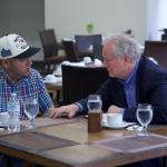 El senador demócrata estadounidense Chris Van Hollen se reunió con el salvadoreño Kilmar Ábrego García. Foto La Hora: EFE
