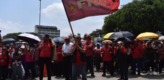 Sindicato Nacional de Trabajadores de Salud de Guatemala frente al Palacio Nacional