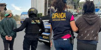 Presuntos extorsionistas capturados este viernes 11 de abril. Foto La Hora: PNC