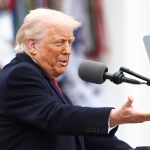 El presidente de EE.UU., Donald Trump, anuncia aranceles recíprocos contra los socios comerciales de EE.UU. en el Jardín de las Rosas de la Casa Blanca en Washington, D.C. Foto La Hora: EFE