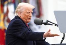 Trump anuncia arancel global del 10%: «nos van a dar un crecimiento nunca visto» El presidente de EE.UU., Donald Trump, anuncia aranceles recíprocos contra los socios comerciales de EE.UU. en el Jardín de las Rosas de la Casa Blanca en Washington, D.C. Foto La Hora: EFE