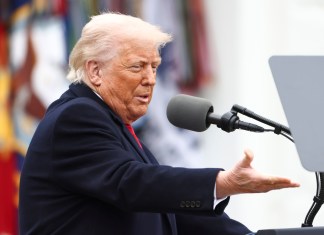 El presidente de EE.UU., Donald Trump, anuncia aranceles recíprocos contra los socios comerciales de EE.UU. en el Jardín de las Rosas de la Casa Blanca en Washington, D.C. Foto La Hora: EFE