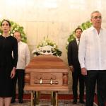 Fotografía cedida por la Presidencia de República Dominicana del mandatario, Luis Abinader (d), y su esposa Raquel Arbaje (i), asistiendo al velorio del artista Rubby Pérez, fallecido a causa del derrumbe del techo en la discoteca Jet Set, este jueves en Santo Domingo (República Dominicana). EFE/ Presidencia de República Dominicana