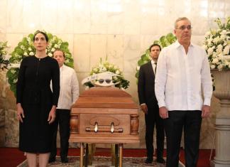 Fotografía cedida por la Presidencia de República Dominicana del mandatario, Luis Abinader (d), y su esposa Raquel Arbaje (i), asistiendo al velorio del artista Rubby Pérez, fallecido a causa del derrumbe del techo en la discoteca Jet Set, este jueves en Santo Domingo (República Dominicana). EFE/ Presidencia de República Dominicana