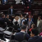 Los diputados de Vamos, dirigidos por Allan Rodríguez, Álvaro Arzú Escobar y Felipe Alejos, se reúnen en el centro del Pleno. Foto: La Hora / José Orozco