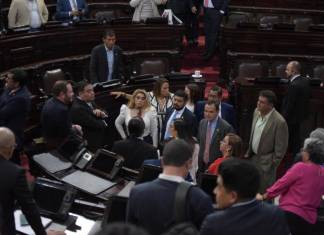 Los diputados de Vamos, dirigidos por Allan Rodríguez, Álvaro Arzú Escobar y Felipe Alejos, se reúnen en el centro del Pleno. Foto: La Hora / José Orozco