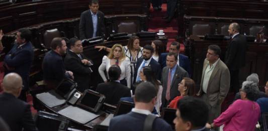 Los diputados de Vamos, dirigidos por Allan Rodríguez, Álvaro Arzú Escobar y Felipe Alejos, se reúnen en el centro del Pleno. Foto: La Hora / José Orozco
