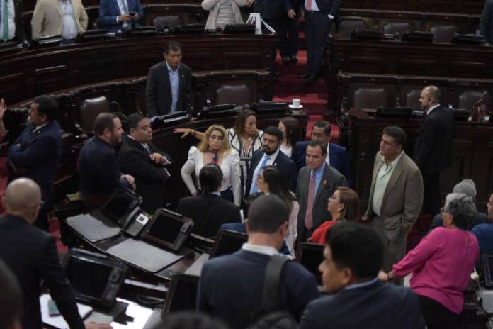 Los diputados de Vamos, dirigidos por Allan Rodríguez, Álvaro Arzú Escobar y Felipe Alejos, se reúnen en el centro del Pleno. Foto: La Hora / José Orozco