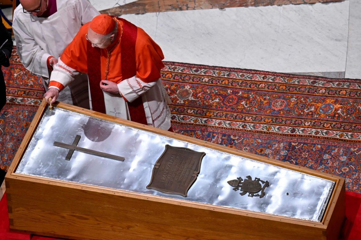 Vaticano concluye rito de clausura del féretro del Papa Francisco
