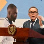 Viceministro de Educación, Carlos Aldana durante conferencia de prensa.
