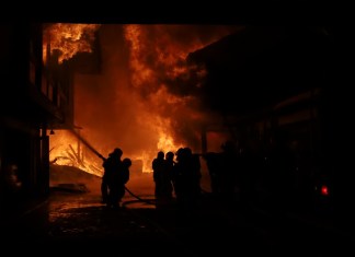 Voraz incendio consumió negocio en bulevar Los Próceres