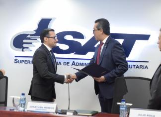 Werner Ovalle, es juramentado como titular de la SAT prometiendo transparencia y combate al contrabando