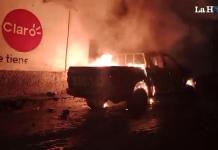 Pobladores de San Vicente Pacaya se enfrentaron a la PNC, tras la captura de un presunto secuestrador. Foto La Hora: Cortesía.