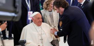 Papa Francisco saludando al presidente argentino Javier Milei durante el segundo día de la cumbre del G7, en Borgo Egnazia, región de Apulia, sur de Italia. Foto La Hora: EFE.