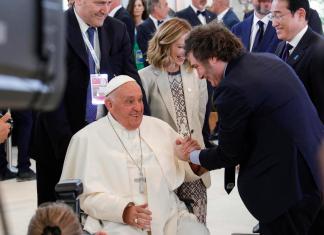 Papa Francisco saludando al presidente argentino Javier Milei durante el segundo día de la cumbre del G7, en Borgo Egnazia, región de Apulia, sur de Italia. Foto La Hora: EFE.