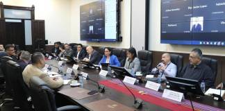 La directora interina de Aeronáutica Civil, Azucena Zelaya, informó los resultados de la auditoría al aeropuerto La Aurora. Foto: Congreso de la República