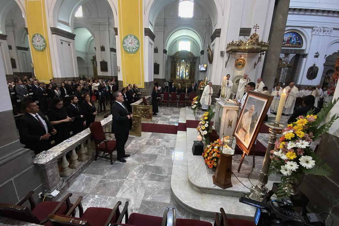 Arévalo reconoce al Papa Francisco como ejemplo de humildad, durante la eucaristía por su eterno descanso
