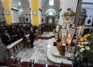 El presidente Bernardo Arévalo se hizo presente a la Santa Eucaristía por el eterno descanso del Papa Francisco. Foto La Hora: Daniel Ramírez.
