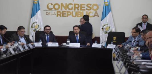 La junta directiva del Congreso propuso un orden del día para la plenaria del 29 de abril, pero el diputado Álvaro Arzú Escobar logró una modificación de la mayoría de incisos. Foto: La Hora / José Orozco