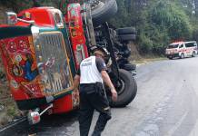 Bus extraurbano vuelca en ruta a Tecpán y deja varios heridos Foto La Hora: CBV