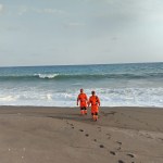 Bomberos Voluntarios realizan labores de búsqueda en Monterrico. Foto La Hora: CVB