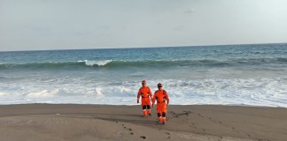 Bomberos Voluntarios realizan labores de búsqueda en Monterrico. Foto La Hora: CVB