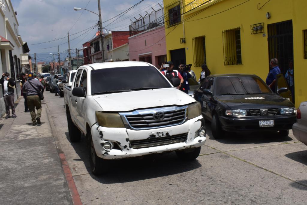 Un pickup custodió la panale blanca en la que fue traslado Luis Pacheco. Foto La Hora: Daniel Ramírez.