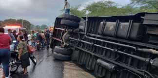 Tras volcar por razones que autoridades desconocen, socorristas dieron a conocer el rescate que 19 personas que quedaría atrapadas en un bus.
