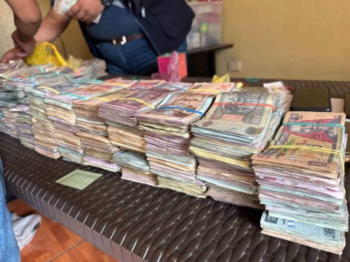 Dinero incautado por la Fiscalía contra el Delito de Extorsión durante un allanamiento. Foto: La Hora / MP.