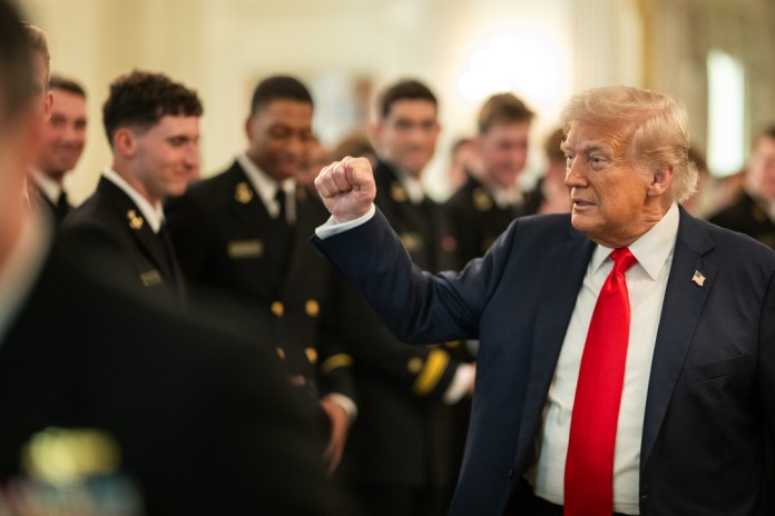 El presidente Donald Trump busca que migrantes no sean beneficiados con el Seguro Social. Foto La Hora: White House.