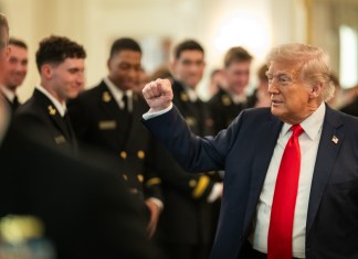 El presidente Donald Trump busca que migrantes no sean beneficiados con el Seguro Social. Foto La Hora: White House.