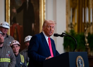 Donald Trump, afirmó este miércoles que "ante la falta de respeto" que en su opinión China ha mostrado a los mercados, eleva al 125 %.