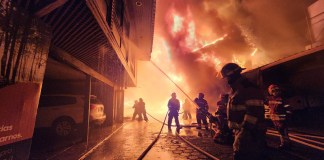 Luego de cinco horas de trabajo, socorristas indicaron haber sofocado el incendio que afectó uno de los locales comerciales del bulevar Los Próceres.