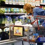 Archivo de Mujer realizando compras en un supermercado. Foto La Hora: EFE