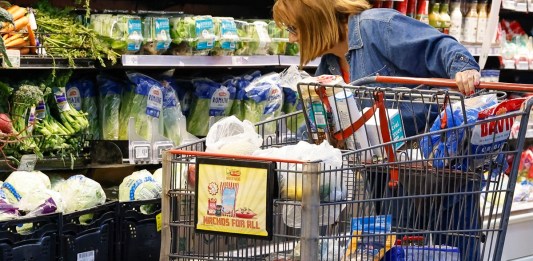 Archivo de Mujer realizando compras en un supermercado. Foto La Hora: EFE